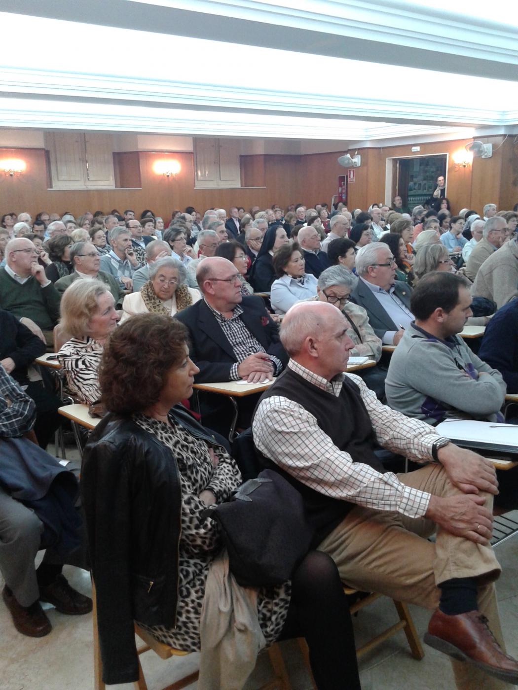 Los asistentes escuchan atentos las palabras del obispo