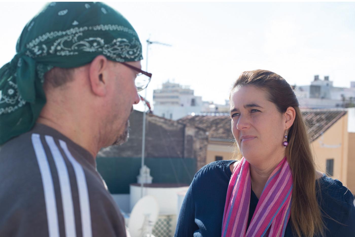 Begoña dialoga con un residente en Pozo Dulce