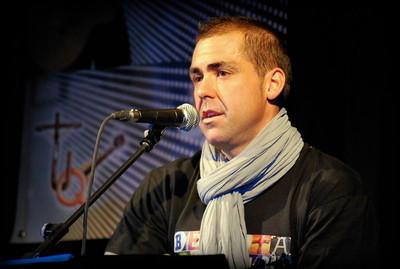 Unai Quirós invita a los colegios a cantar en el Día por la Paz