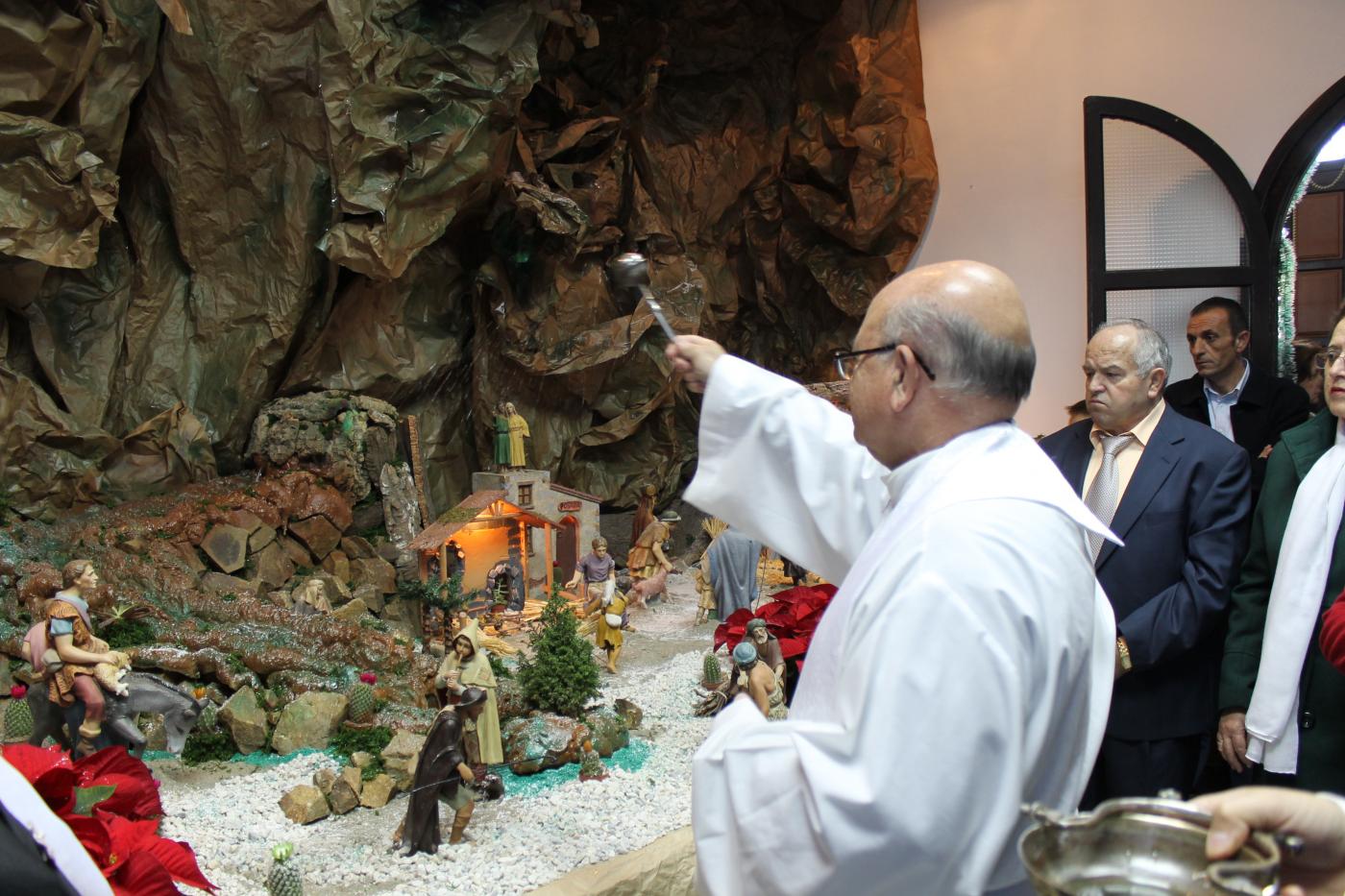El rector del Seminario bendice el belén