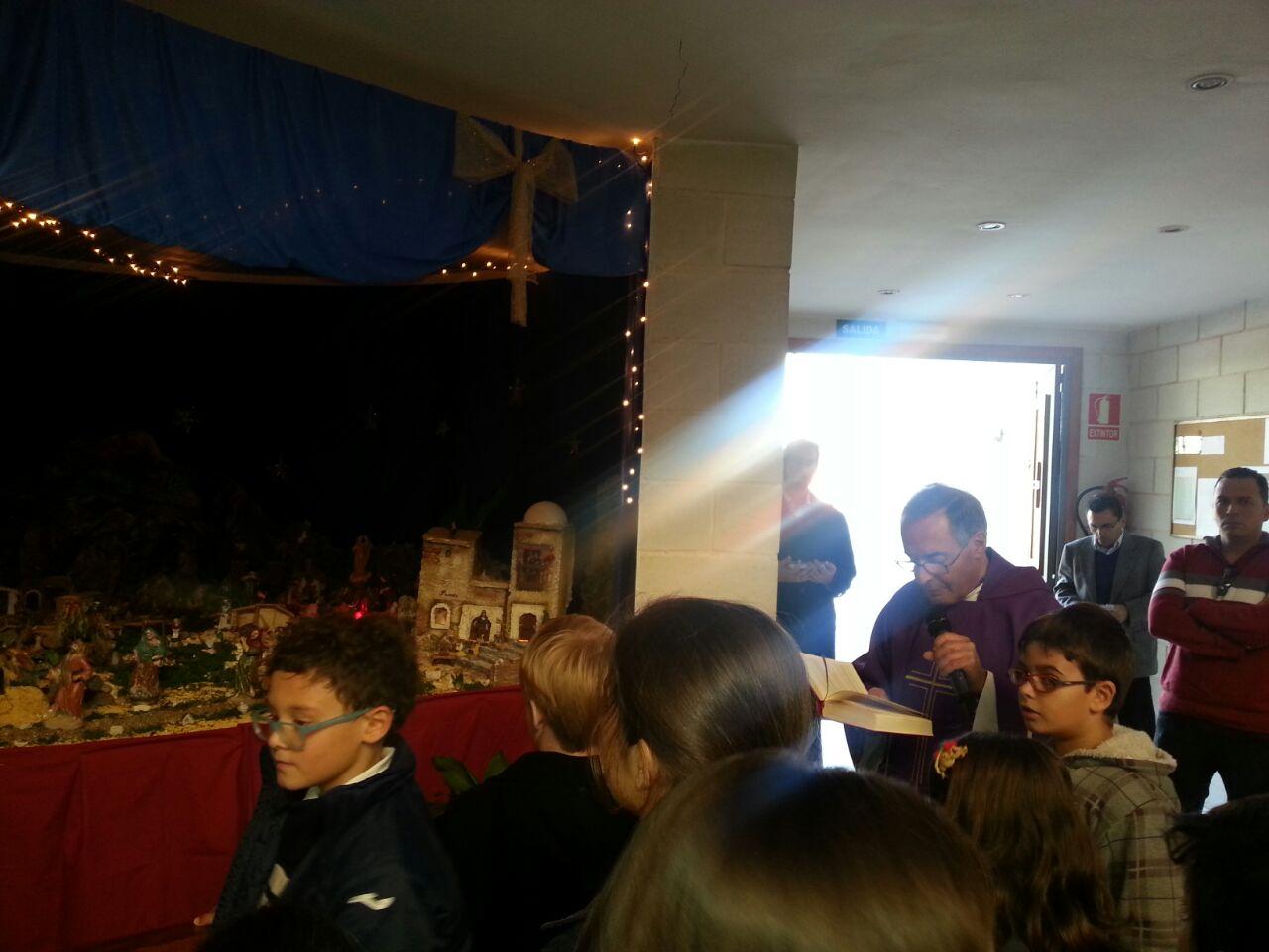 El párroco bendice el belén