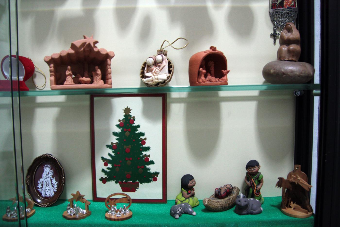 José Luis Linares, párroco de la Natividad: «Tenemos un museo de belenes de todo el mundo»