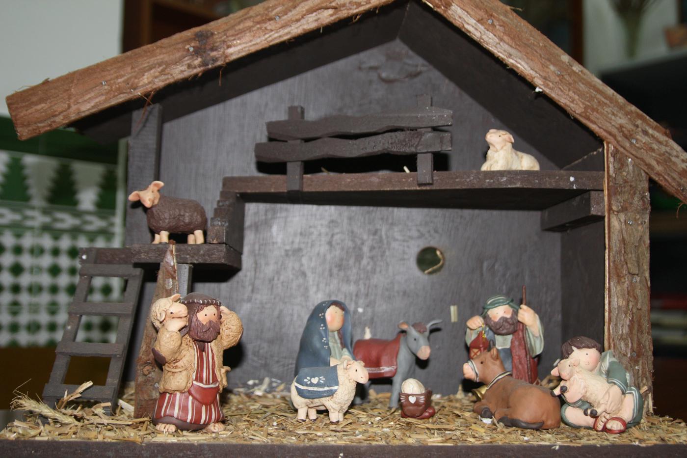 José Luis Linares, párroco de la Natividad: «Tenemos un museo de belenes de todo el mundo»