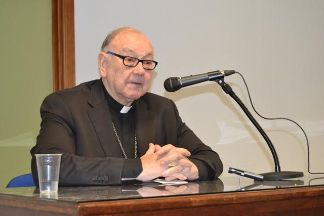 Mons. Fernando Sebastián, en el transcurso de su ponencia