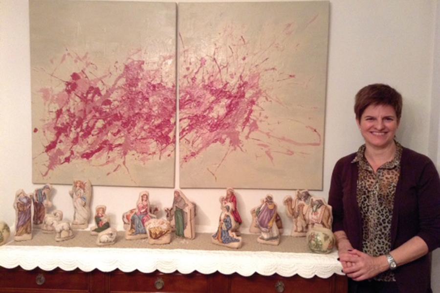 Cristina Coín, junto a su belén