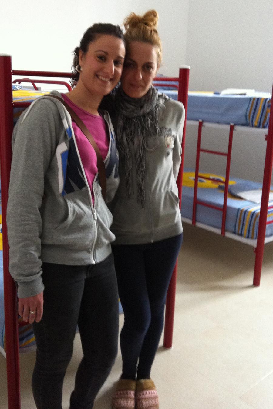 Isa y una voluntaria de Proyecto Hombre