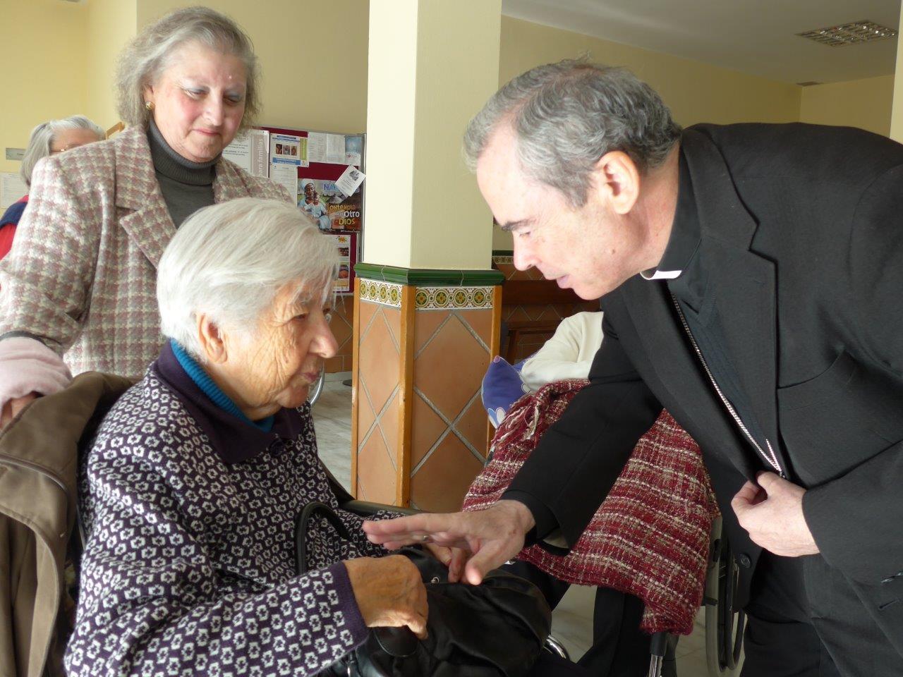 Visita del Sr. Obispo al Centro Gerontológico Buen Samaritano