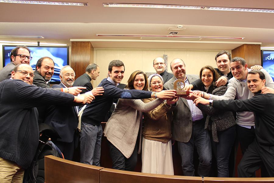 Grupo de imisioneros, entre ellos varios malagueños, sostienen el Premio tras la entrega