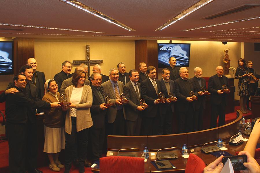 Miembros de iMisión, con el resto de galardonados en los ¡Bravo!