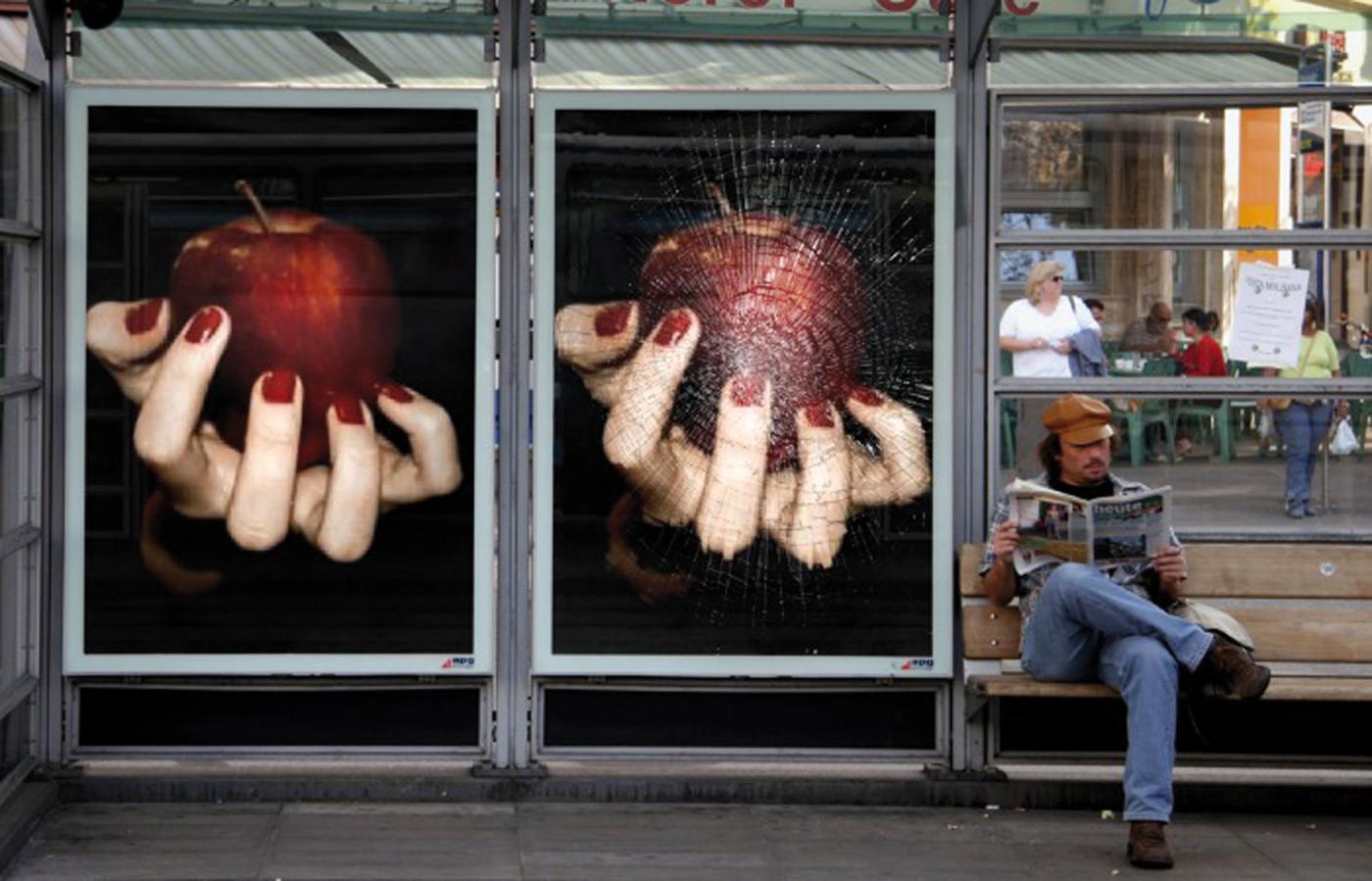 Carteles publicitarios en una parada de autobús