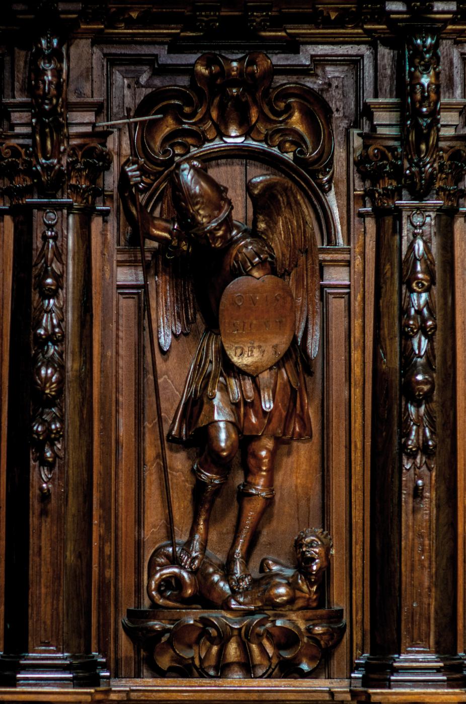 Satanás es vencido por el arcángel San Miguel. Detalle del coro de la Iglesia Catedral de Málaga