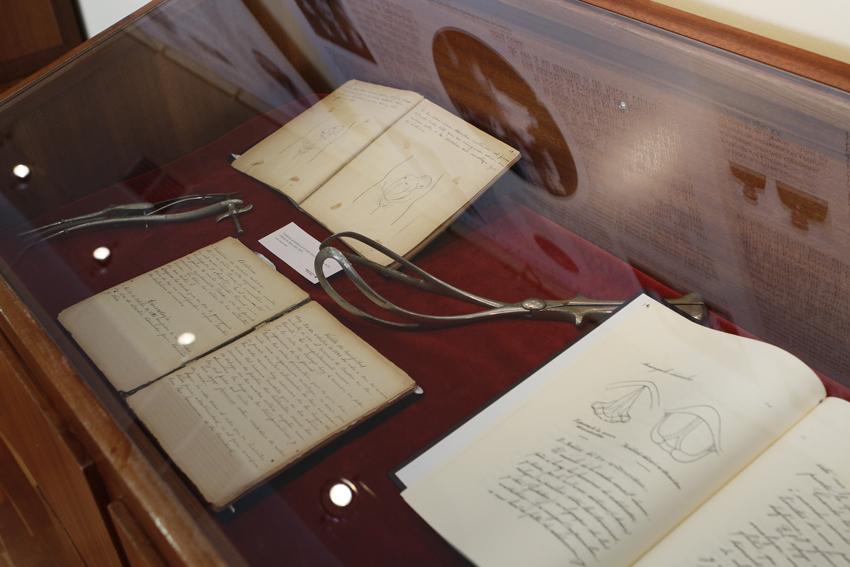 Expositores con objetos que utilizo el doctor Gálvez FOTO: S. FENOSA