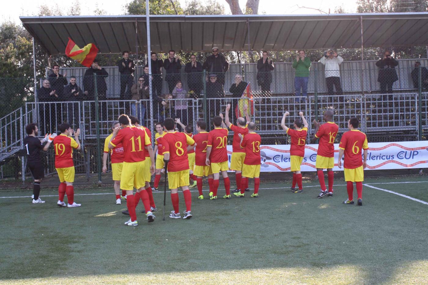 El equipo saluda a la afición