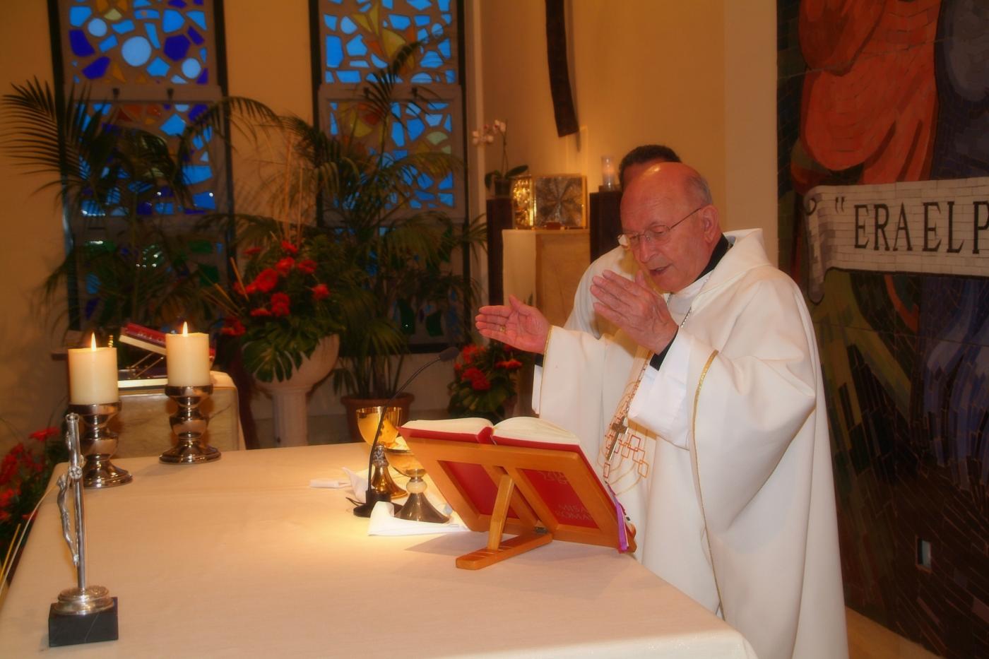 Don Antonio, celebrando Misa en una parroquia malagueña
