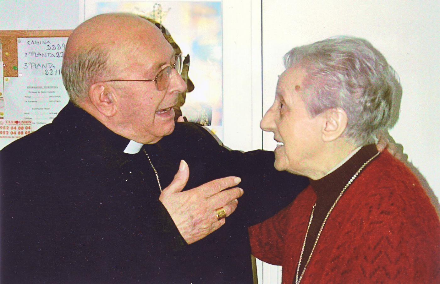 Don Antonio Dorado con una feligresa en una de sus visitas pastorales