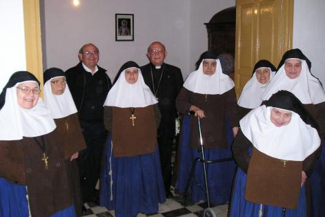 Don Antonio Dorado con las hermanas de la Cruz