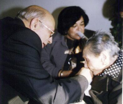 Obispo con una persona mayor en una visita pastoral