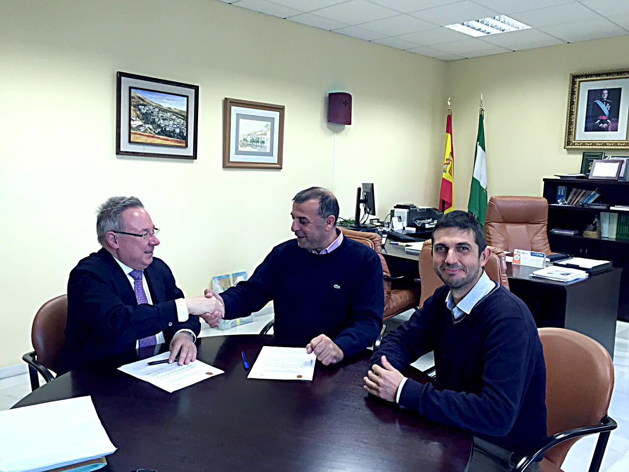 Momento de la rúbrica con el secretario técnico de la Fundación, el alcalde y el director del colegio Ntra. Sra. de Lourdes 