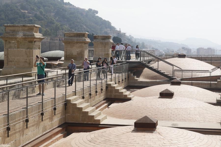 Visitantes en las cubiertas de la Catedral