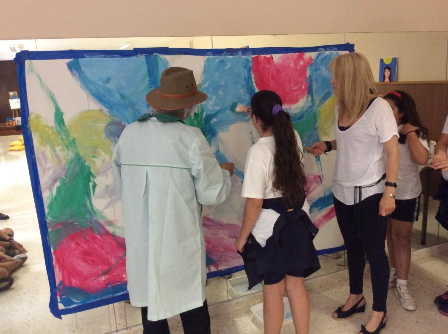 Alumnos del colegio Cardenal Herrera pintan con Rando
