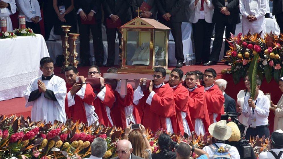 Urna con la camisa ensangrentada que llevaba Mons. Romero cuando fue asesinado
