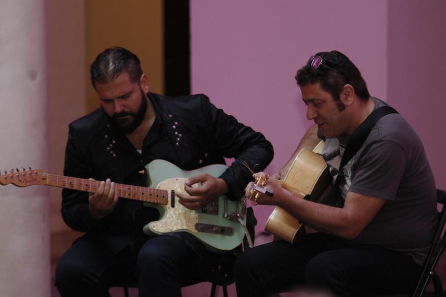 Álex el Zurdo, en su actuación musical en el III Ciclo Málaga de Cine Humano