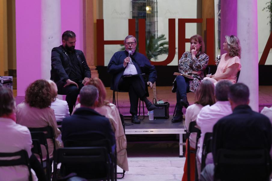 Mesa redonda de inauguración en el III Ciclo Málaga de Cine Humano, con Ángel Vallvey y Luis Jiménez
