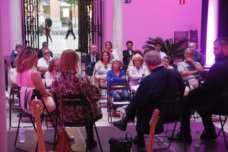 Mesa redonda de inauguración en el III Ciclo Málaga de Cine Humano, con Ángel Vallvey y Luis Jiménez