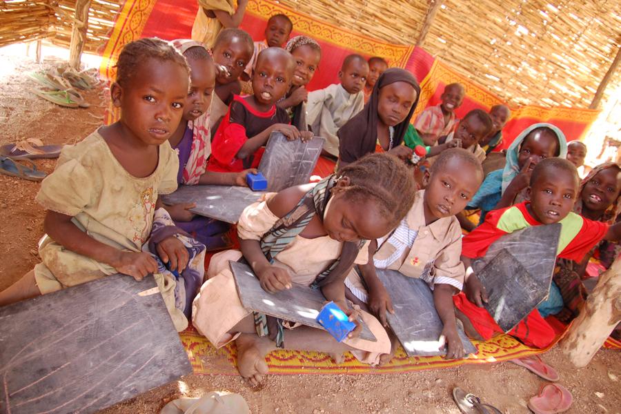 Entreculturas recoge firmas por la educación