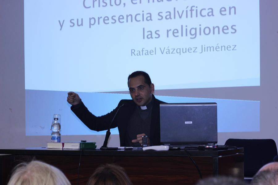 El sacerdote Rafael Vázquez durante una ponencia