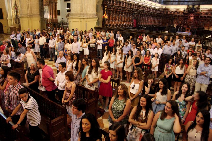 Decenas de jóvenes reciben la confirmación en la Catedral