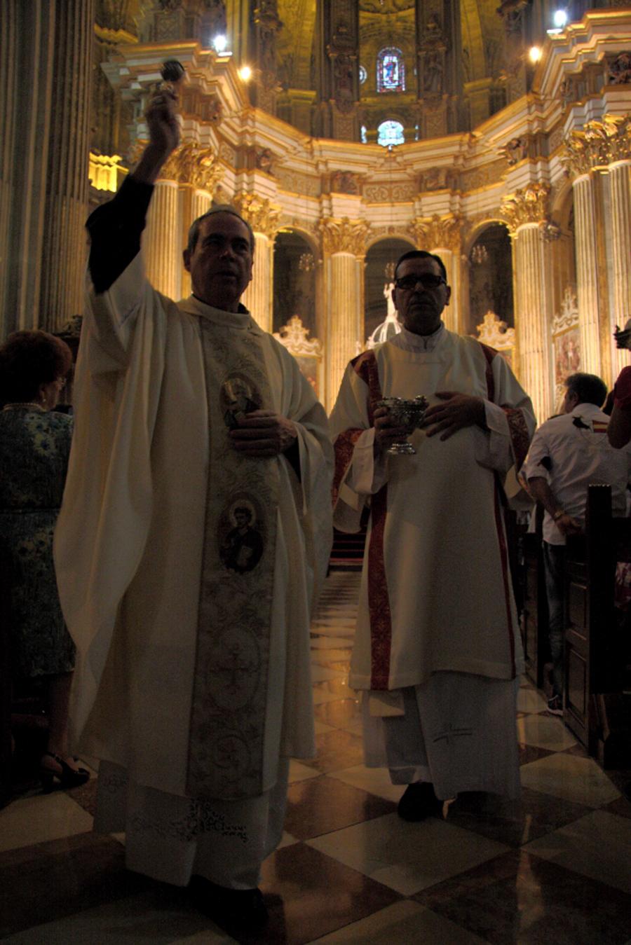 Decenas de jóvenes reciben la confirmación en la Catedral