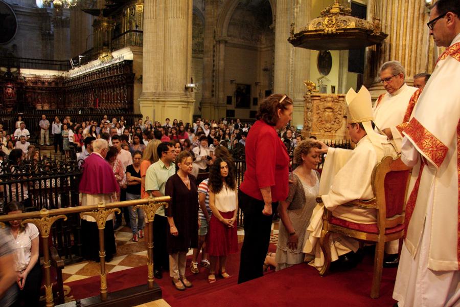 Decenas de jóvenes reciben la confirmación en la Catedral