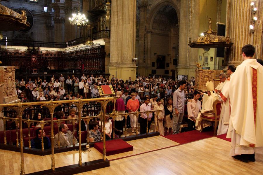 Decenas de jóvenes reciben la confirmación en la Catedral