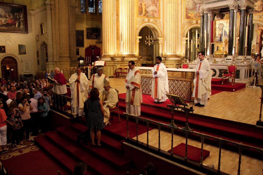 Decenas de jóvenes reciben la confirmación en la Catedral