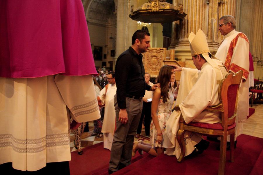 Decenas de jóvenes reciben la confirmación en la Catedral
