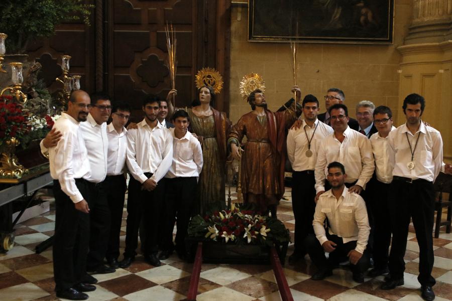 Imágenes de los Santos Patronos dentro de la Catedral, junto a sus porteadores