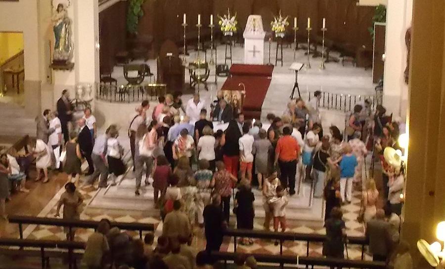 Los fieles se acercaron a besar el altar tras la celebración