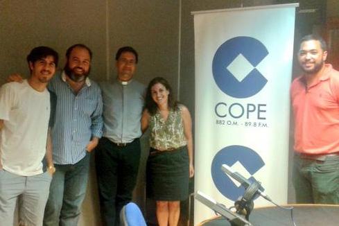 Equipo de "El Espejo" junto a los invitados