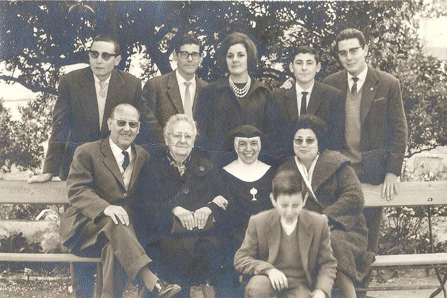 Victoria de la cruz con su familia en Málaga, en 1963. Primera visita después de marcharse a Japón