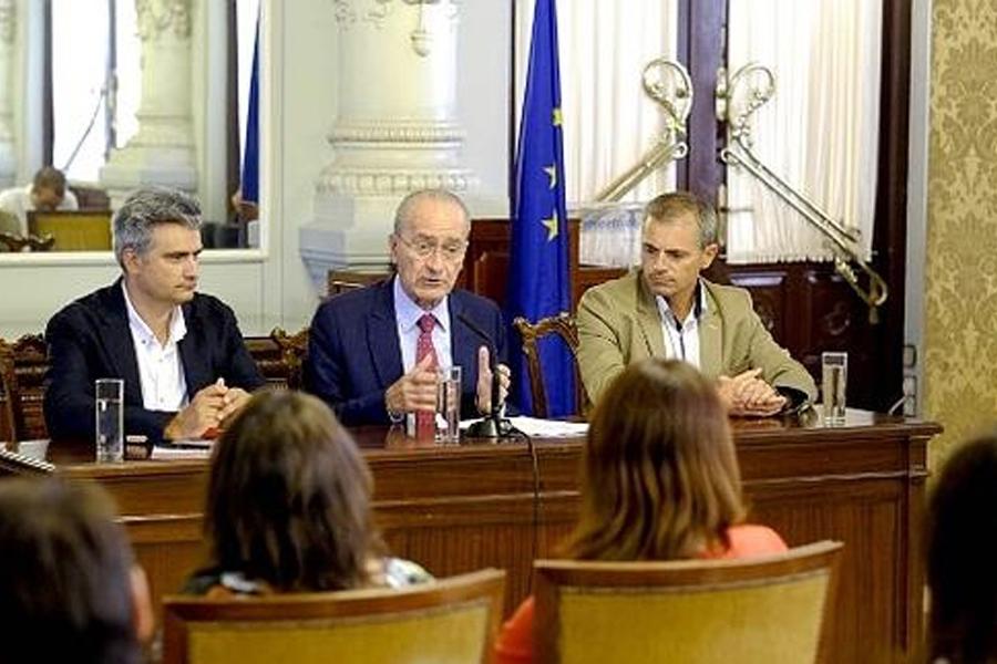 Patricio Fuentes, secretario general de Cáritas Málaga (izquierda), junto a Francisco de la Torre, alcalde de Málaga, en la rueda de prensa