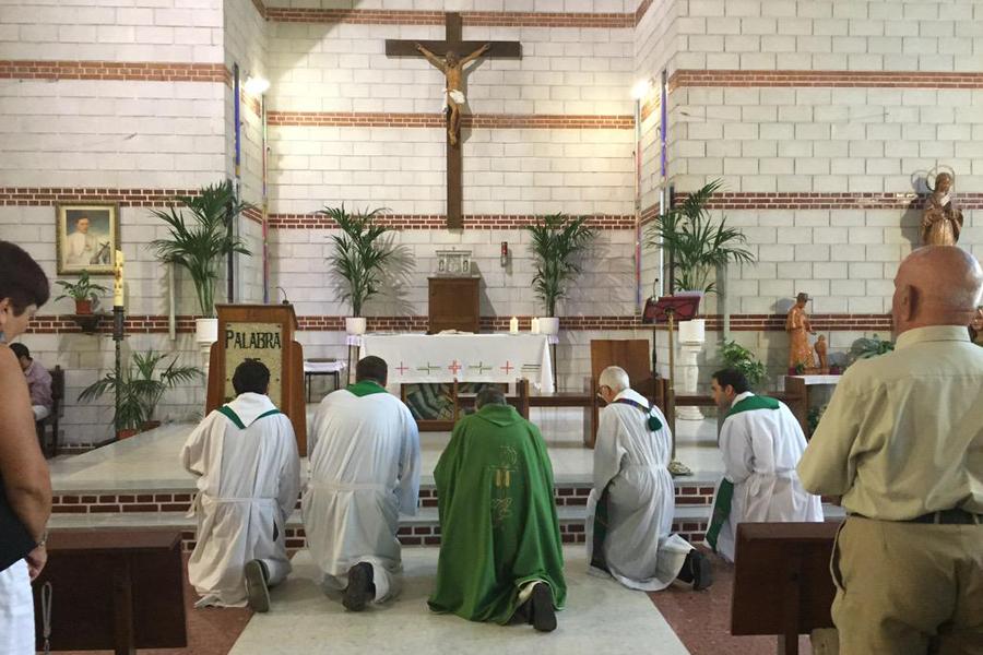 Eucaristía de acción de gracias por los seis años de Francisco Piñero como párroco de Virgen del Camino, en Málaga