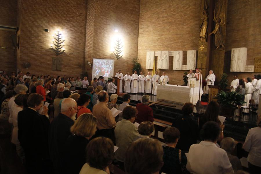 Momentos de la vigilia de oración celebrada en mayo de 2015 por los perseguidos y emigrantes