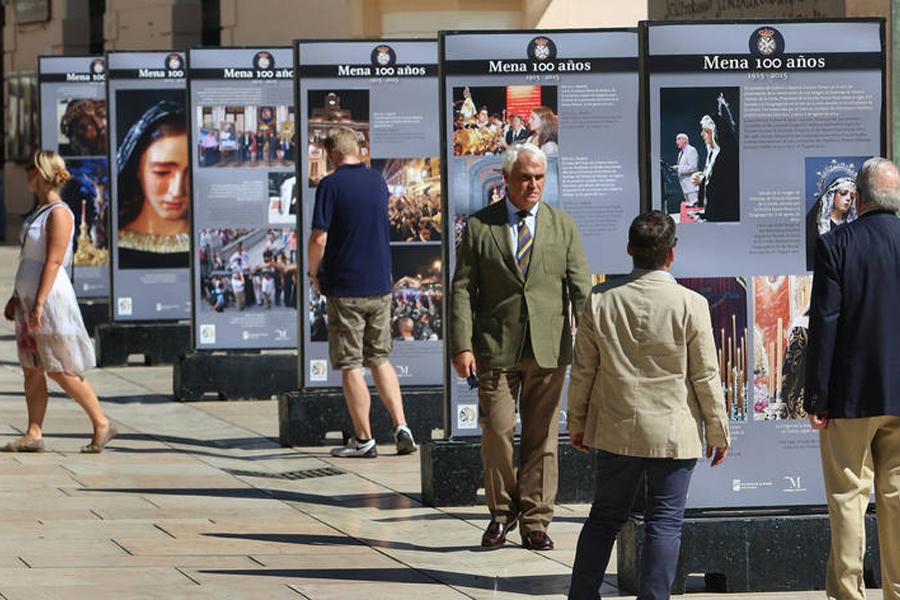 Exposición sobre el Cristo de Mena y la Virgen de la Soledad en la calle Alcazabilla