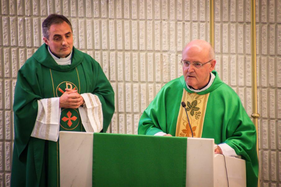 Fernando del Castillo, párroco saliente de San Miguel (izda.) y Antonio Collado, nuevo párroco (dcha.)