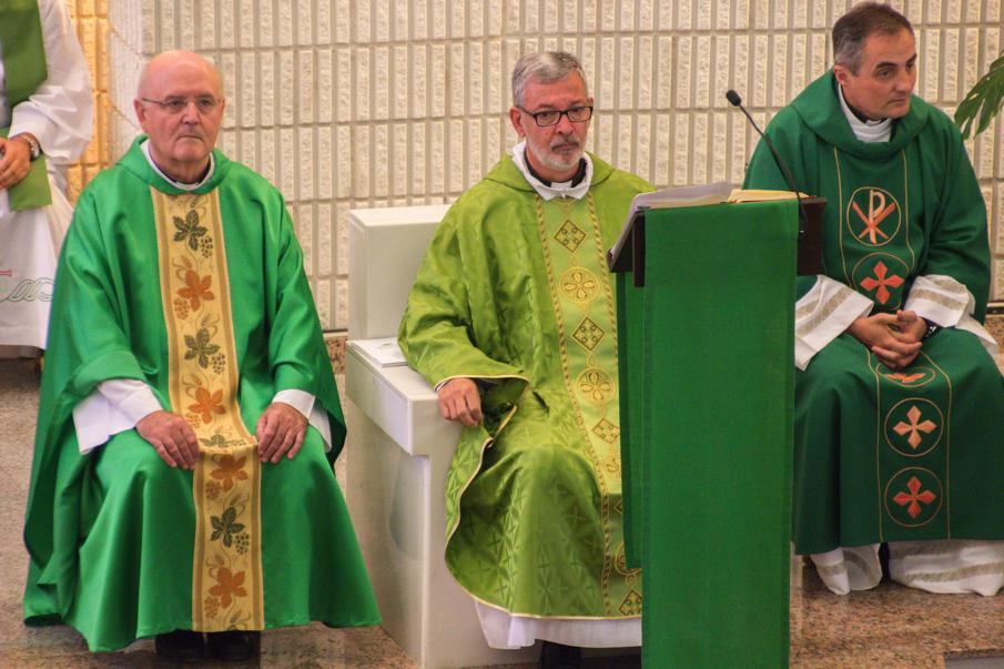 Antonio Collado, nuevo párroco de San Miguel, junto al Vicario General, José Ferrary y Fernando Castillo, C.M.