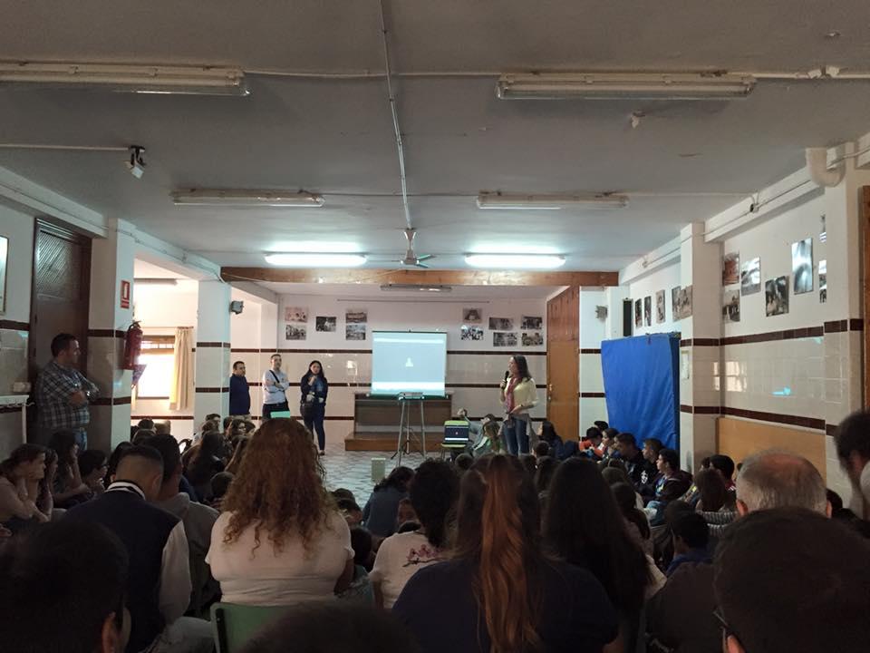 Momento de la charla del hermano Cristian de Taizé