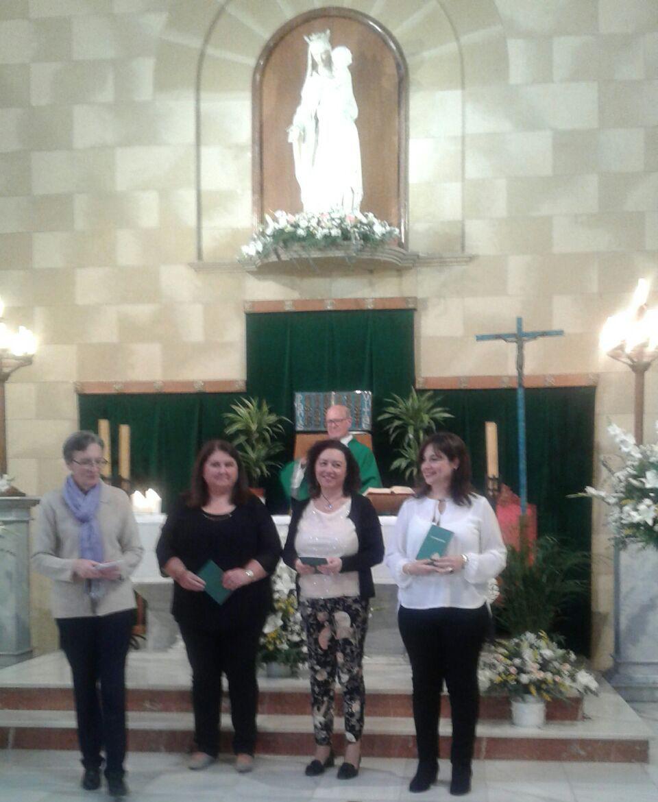 Mª del Mar, Marta y Cristina, a la derecha, nuevas asociadas laicas a la Sagrada Familia de Burdeos