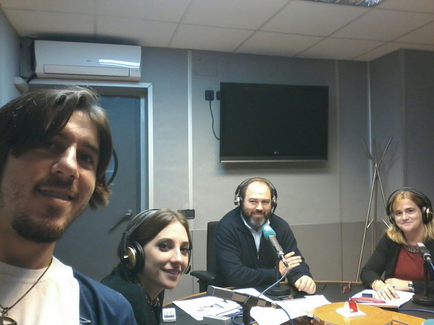 Equipo de El Espejo durante el programa. El cardenal intervenía por teléfono