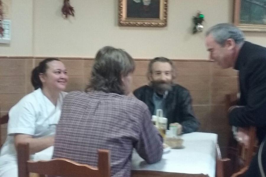 Algunos residentes y personal del Hogar habla con el Sr. Obispo